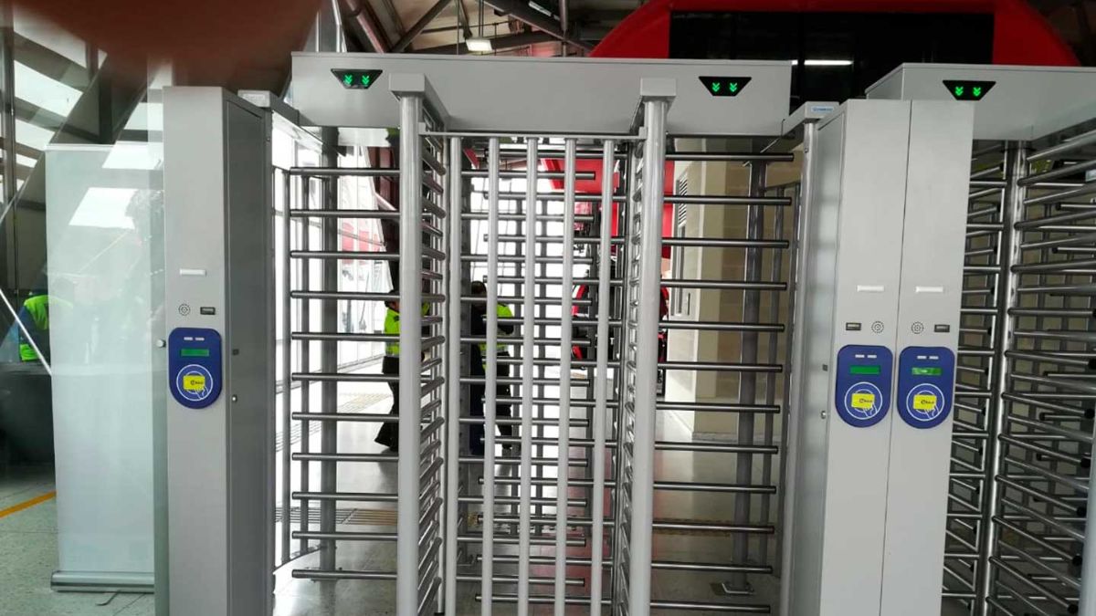 TransMilenio instalará los nuevos torniquetes anticolados en dos importantes estaciones 9 TransMilenio instalará los nuevos torniquetes anticolados en dos importantes estaciones Las estaciones de TransMilenio Las Nieves y San Bernardo tendrán los nuevos torniquetes anticolados.