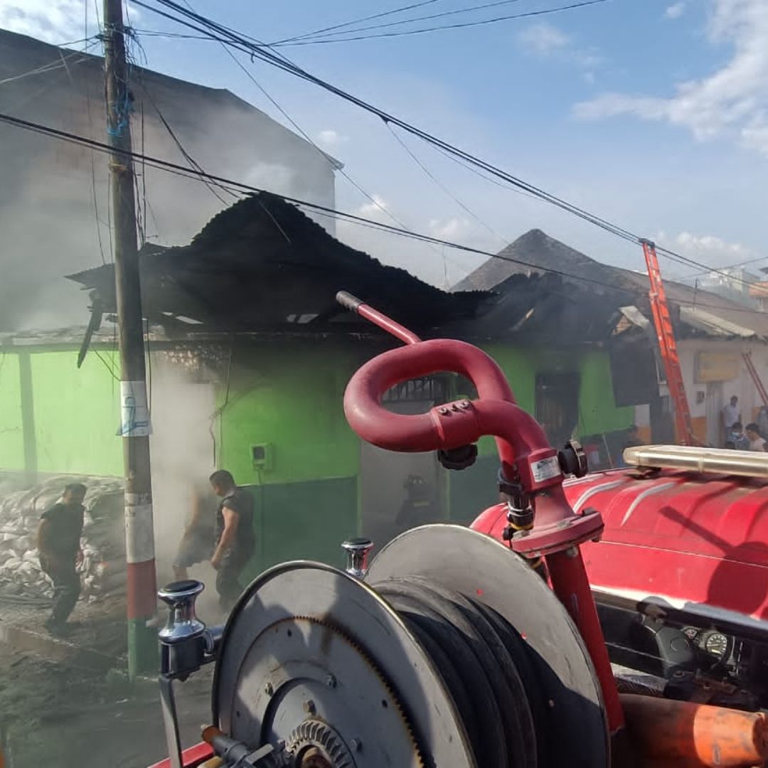 ÚLTIMA HORA: Se presenta voraz incendio en una ferretería de Viotá A esta hora se registra un incendio estructural en una ferretería del municipio de Viotá (Cundinamarca).