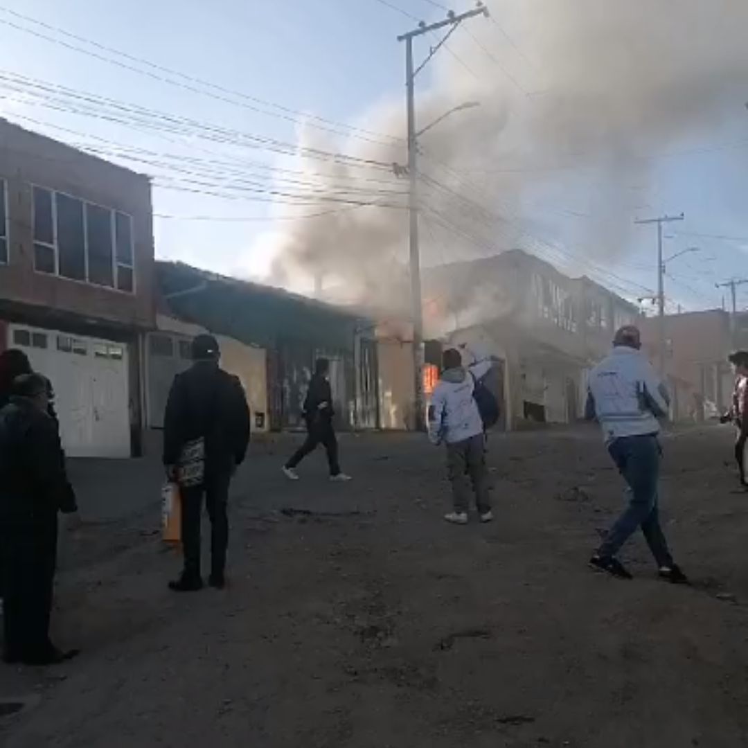 ÚLTIMA HORA: se presenta un incendio por explosión de pipeta de gas en una vivienda 1 ÚLTIMA HORA: se presenta un incendio por explosión de pipeta de gas en una vivienda A esta hora se presenta un grave incendio al interior de una vivienda del barrio Los Alpes, de la localidad de Ciudad Bolívar. El incendio se habría presentado por una explosión de una pipeta de gas.