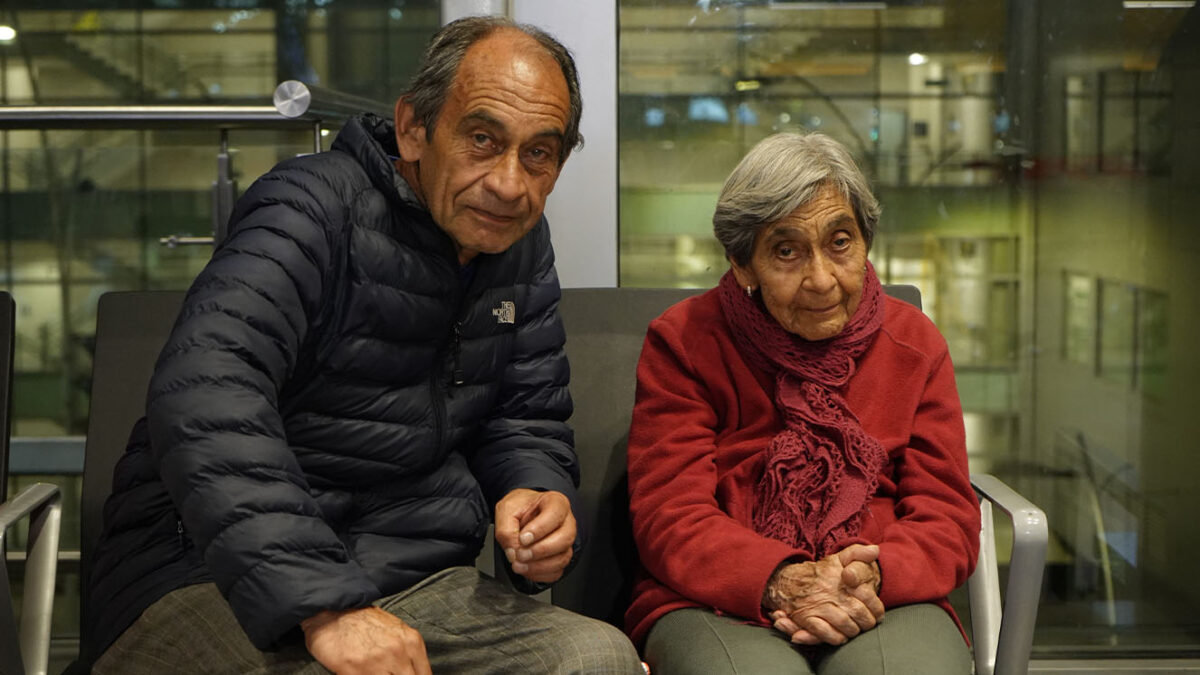 Una estafa los llevó a dormir en el aeropuerto y ahora buscan ayuda 2 Una estafa los llevó a dormir en el aeropuerto y ahora buscan ayuda Cesar Facciola (70 años) y su madre, Beatriz Ballesteros (90 años), se vieron obligados a dormir en el aeropuerto luego de ser víctimas de una estafa que los llevo a perder todo lo que tenían. Don Cesar le contó a Q'Hubo la historia a detalle y pidió una mano amiga que lo apoye en esta época de navidad. Aquí le contamos como podemos ayudarlos.