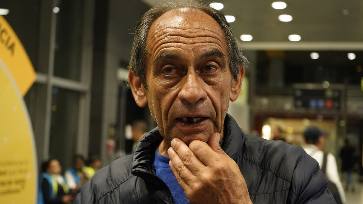 Una estafa los llevó a dormir en el aeropuerto y ahora buscan ayuda 3 Una estafa los llevó a dormir en el aeropuerto y ahora buscan ayuda Cesar Facciola (70 años) y su madre, Beatriz Ballesteros (90 años), se vieron obligados a dormir en el aeropuerto luego de ser víctimas de una estafa que los llevo a perder todo lo que tenían. Don Cesar le contó a Q'Hubo la historia a detalle y pidió una mano amiga que lo apoye en esta época de navidad. Aquí le contamos como podemos ayudarlos.