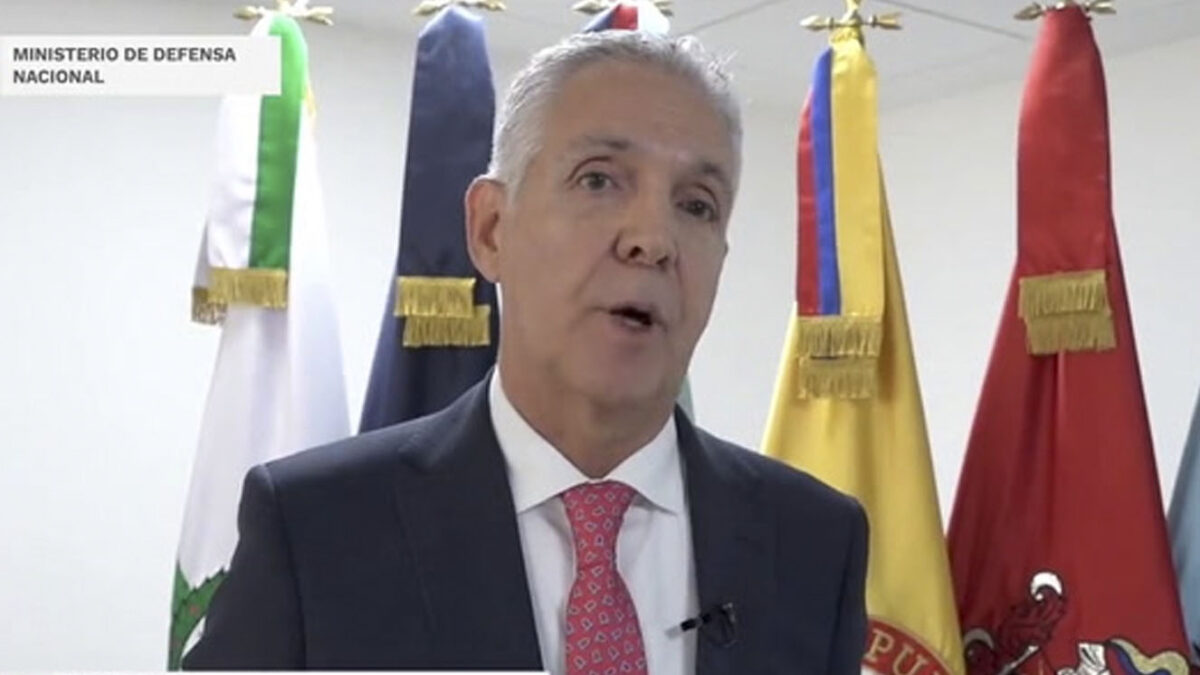 Viceministro de defensa anuncia su renuncia El abogado Rafael Alberto Lara Lozada se desempeñará como viceministro de Defensa y Seguridad hasta el 31 de diciembre. A partir de ese día se hará efectiva su renuncia al cargo, que fue aceptada por su superior, el ministro Iván Velásquez.