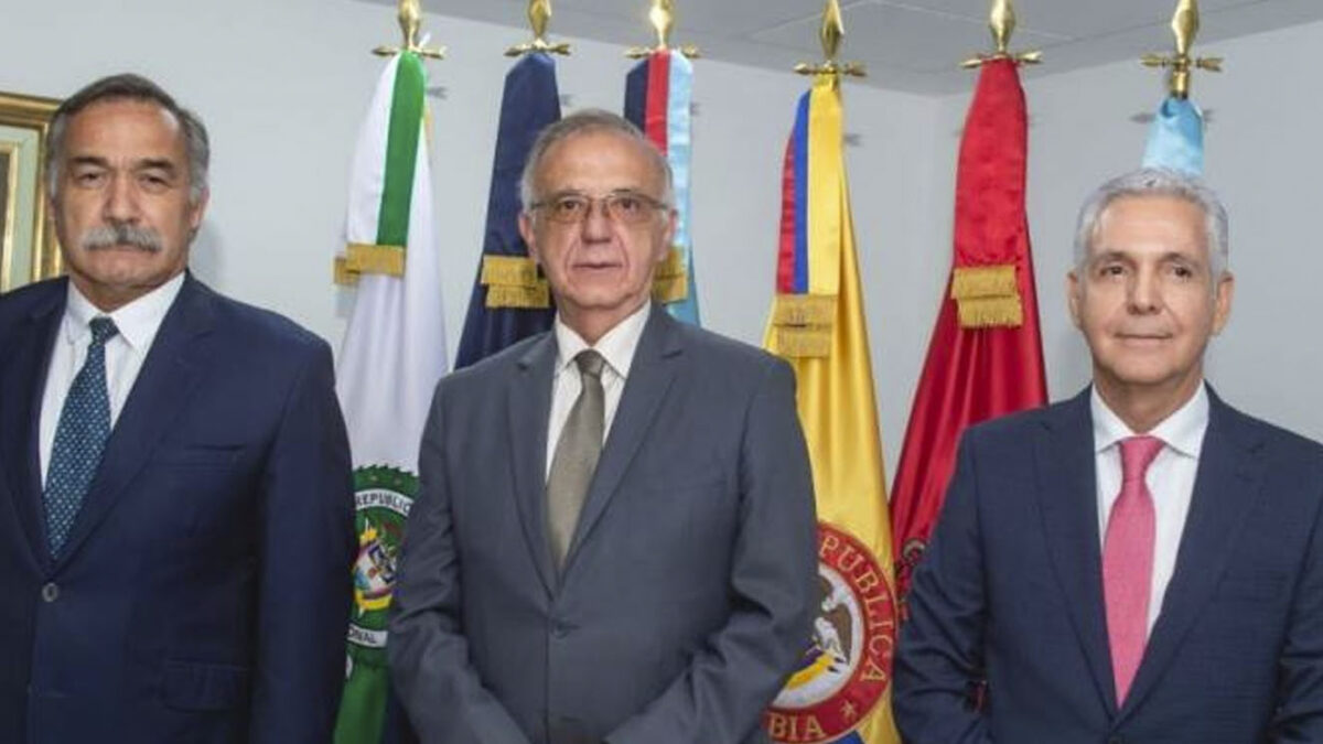 Viceministro de defensa anuncia su renuncia El abogado Rafael Alberto Lara Lozada se desempeñará como viceministro de Defensa y Seguridad hasta el 31 de diciembre. A partir de ese día se hará efectiva su renuncia al cargo, que fue aceptada por su superior, el ministro Iván Velásquez.