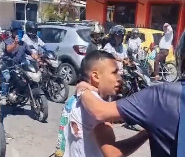 Víctima de robo alcanzó a ladrón y oró por él 1 Víctima de robo alcanzó a ladrón y oró por él Aunque todos los habitantes en ese momento pensaban que iba a golpearlo como represalia por sus actos, la víctima sorprendió al hacer todo lo contrario. Se acercó con cautela, tomó su cabeza y empezó a orar por él.