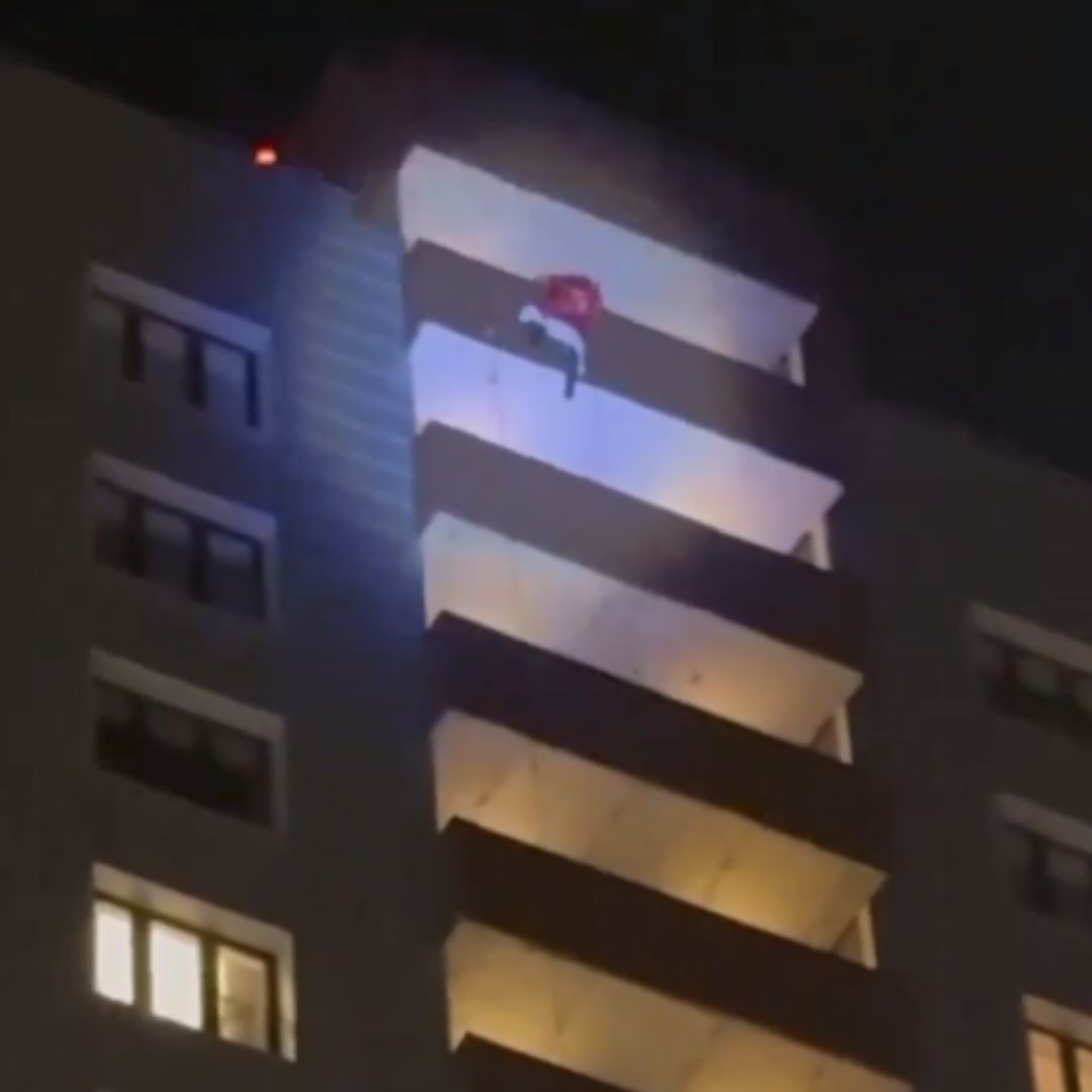 Video impactante: Hombre vestido de Papá Noel cae desde un piso 24 tras intentar sorprender a los niños 1 Video impactante: Hombre vestido de Papá Noel cae desde un piso 24 tras intentar sorprender a los niños En un video que circula en redes sociales, se puede observar el momento en que el intrépido escalador disfrazado de Santa Claus se soltó del barandal.