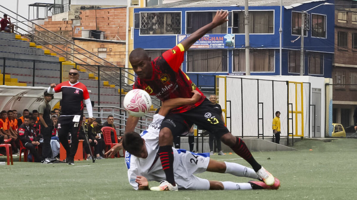 Volvió el torneo de fútbol del barrio Olaya 1 Volvió el torneo de fútbol del barrio Olaya Si de fútbol aficionado se trata, el Torneo del barrio Olaya Herrera (Rafael Uribe) ofrece el mejor espectáculo de este tipo. Le contamos las novedades.