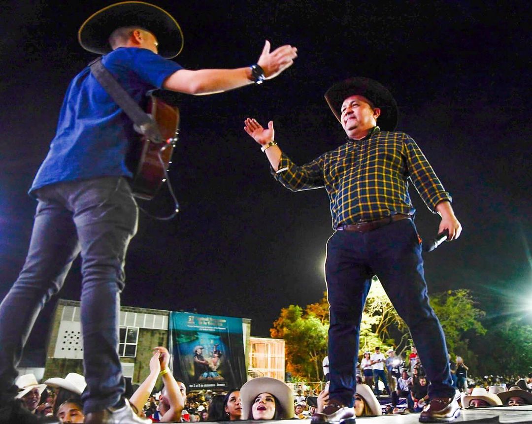 Walter Silva llevó la música llanera al formato sinfónico 1 Walter Silva llevó la música llanera al formato sinfónico El cantante y compositor casanareño Walter Silva cumplió uno de sus sueños y presentó en vivo su nuevo álbum musical ‘Walter Silva Sinfónico’, grabado junto a la Orquesta Sinfónica Nacional de Colombia.