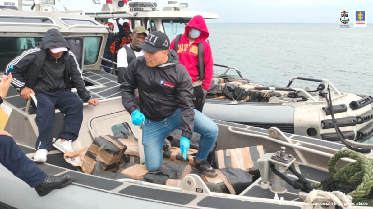 Cárcel para tres sujetos que transportaban cocaína en un semisumergible Los tres sujetos fueron capturados cuando intentaban sacar cocaína en un semisumergible.