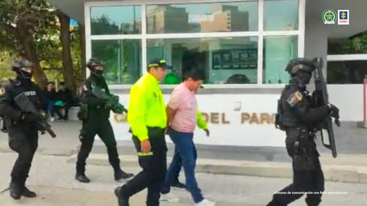 Cana para presunto cabecilla de 'Los Costeños' 1 Cana para presunto cabecilla de 'Los Costeños' Alias 'Portafolio', presunto cabecilla de 'Los Costeños', enfrenta medida de aseguramiento por despojo de tierras y múltiples delitos.