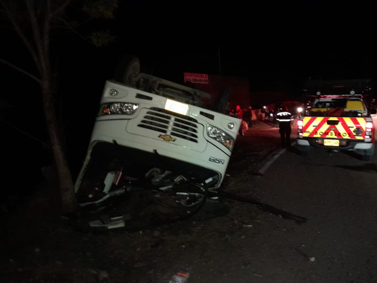 Bus del Sena con 20 pasajeros se volcó en la vía Zipaquirá- Pacho 1 Bus del Sena con 20 pasajeros se volcó en la vía Zipaquirá- Pacho Bus del Sena con 20 pasajeros se volcó en la vía Zipaquirá- Pacho