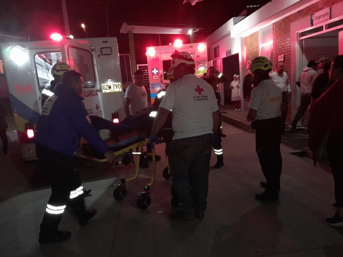 Bus del Sena con 20 pasajeros se volcó en la vía Zipaquirá- Pacho 2 Bus del Sena con 20 pasajeros se volcó en la vía Zipaquirá- Pacho Bus del Sena con 20 pasajeros se volcó en la vía Zipaquirá- Pacho