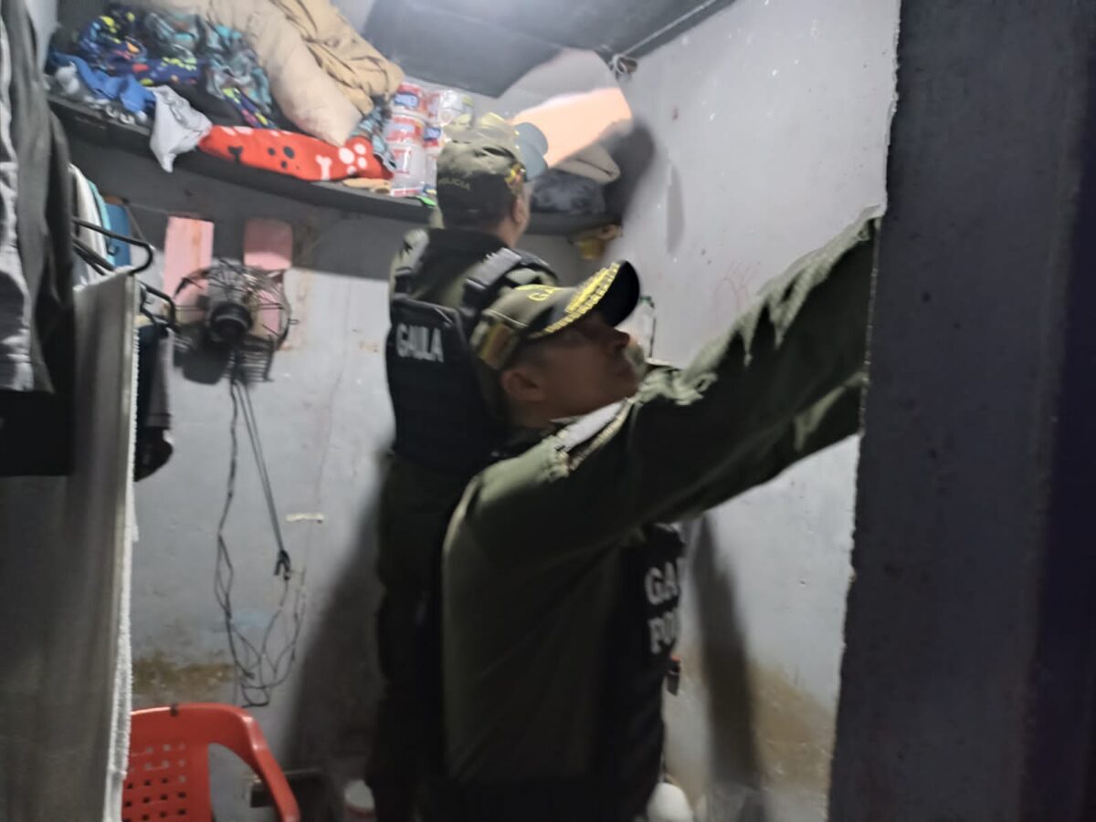 Cayeron 30 delincuentes que harían parte de los 'Satanás' En un gran operativo se logró dar un duro golpe contra la extorsión en diferentes centros penitenciarios y la captura de 30 personas que harían parte de la estructura criminal 'Satanás'.