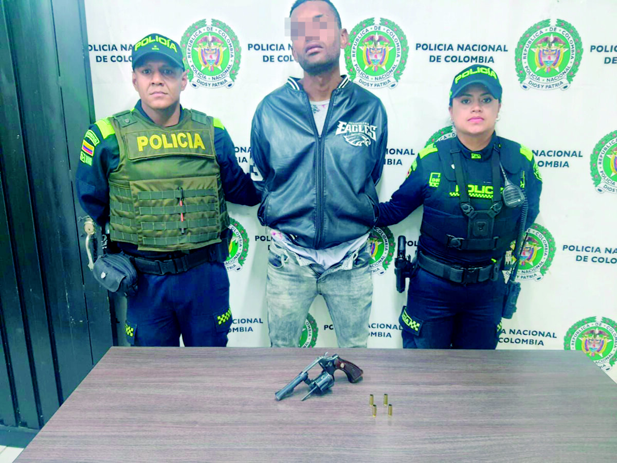 Crimen de bicitaxista en Kennedy 1 Crimen de bicitaxista en Kennedy Un nuevo crimen de sangre se registró en la noche de este jueves en el barrio Bellavista (Kennedy), cuando sujetos llegaron hasta un punto donde se encuentran varios bicitaxitas y empezaron a disparar. En el terrible suceso una persona falleció, otra resultó lesionada y un sujeto con un arma fue capturado.