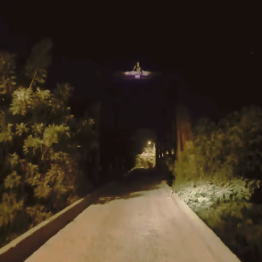 Estremecedor: captan supuesta bruja sobre un puente en el Magdalena 1 Estremecedor: captan supuesta bruja sobre un puente en el Magdalena Personas captaron la silueta de quien sería una bruja sentada sobre un puente. Vea el video aquí. ¿Ustedes qué opinan?