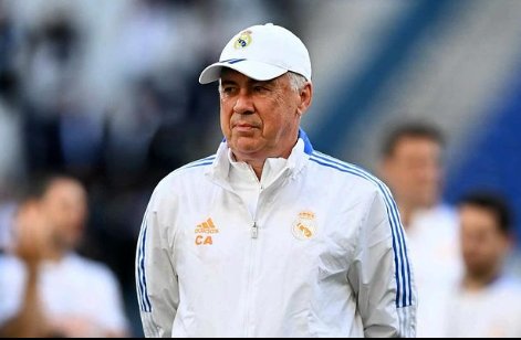 El Real Madrid confirma la renovación de Carlo Ancelotti hasta el 2026 #Deportes El Real Madrid confirmó este viernes que ha renovado por dos temporadas más, hasta el 30 de junio de 2026, el contrato con el técnico italiano Carlo Ancelotti, poniendo fin así a los rumores sobre su futuro y una posible marcha a final de esta temporada para dirigir a la selección brasileña.