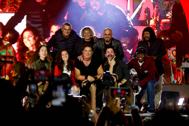 Carlos Vives celebró sus 30 años de carrera por lo alto en Bogotá Carlos Vives, el artista que ha abierto el camino para las nuevas generaciones que sueñan con internacionalizar su propuesta musical, celebró 30 años de carrera como solo él podría hacerlo: mezclando rock y vallenato, devolviéndole a su público el cariño y compartiendo el escenario con más de cuarenta cantantes más.