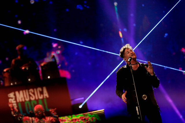 Carlos Vives celebró sus 30 años de carrera por lo alto en Bogotá Carlos Vives, el artista que ha abierto el camino para las nuevas generaciones que sueñan con internacionalizar su propuesta musical, celebró 30 años de carrera como solo él podría hacerlo: mezclando rock y vallenato, devolviéndole a su público el cariño y compartiendo el escenario con más de cuarenta cantantes más.