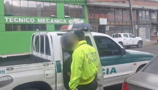 Domiciliario y empleada doméstica abusaban de una menor en Bogotá 1 Domiciliario y empleada doméstica abusaban de una menor en Bogotá Capturan a un hombre de nacionalidad extranjera y una mujer, señalados de abusar sexualmente a una menor de 12 años.