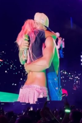 Karol G y Feid causaron revuelo por candente baile en el 'Mañana será Bonito Fest' 1 Karol G y Feid causaron revuelo por candente baile en el 'Mañana será Bonito Fest' Karol G y Feid perrearon en pleno show.
