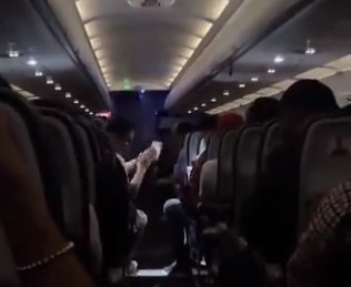 Pasajeros hicieron la Novena en pleno vuelo 1 Pasajeros hicieron la Novena en pleno vuelo En redes sociales se viralizó un video del momento en el que pasajeros rezan la tradicional Novena de Aguinaldos en un avión.