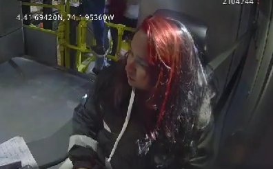 EN VIDEO: Pasajera golpeó a conductora de Sitp por fuerte frenón 2 EN VIDEO: Pasajera golpeó a conductora de Sitp por fuerte frenón En un video quedó registrado un hecho de intolerancia que se presentó al interior de un bus del Sitp: una de las pasajeras del articulado golpeó violentamente a la conductora por frenar bruscamente.