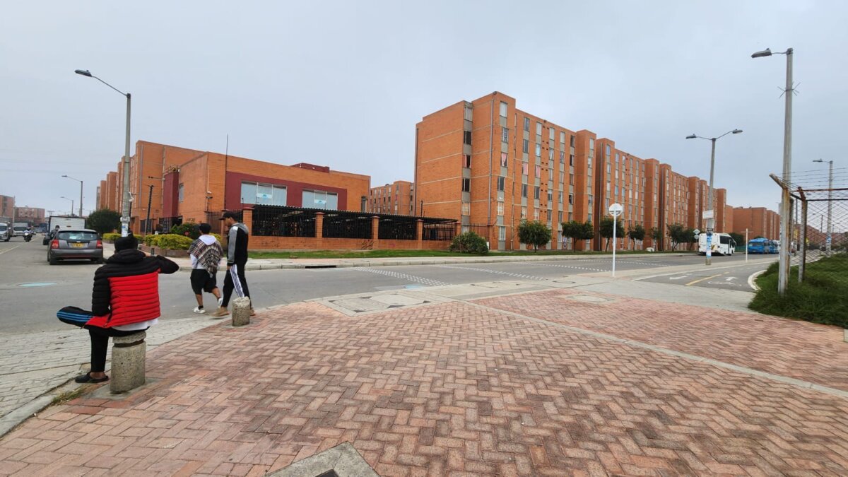 En discusión balearon a Ánderson en Soacha Ánderson Joseph Barreto García, de 28 años, fue la víctima mortal de un altercado que se registró en horas de la noche de este miércoles en el sector de Hogares, en el municipio de Soacha. Tras haber batallado por su vida en un centro médico, el joven falleció.