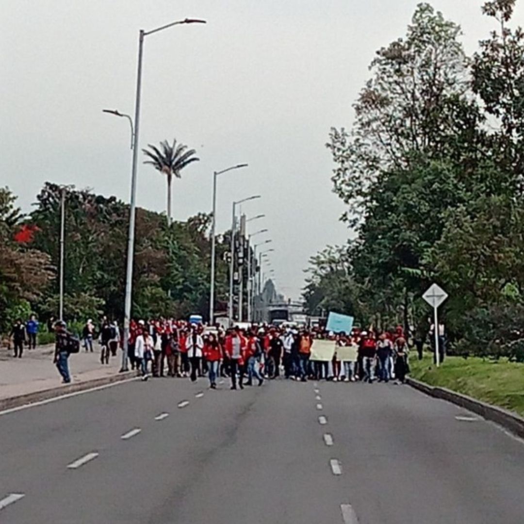 ¡Atención! A esta hora se presentan manifestaciones en la calle 26 Manifestantes se encuentran imposibilitando el paso a la altura de la calle 26 (Av. Dorado) con carrera 68, sentido oriente- occidente.