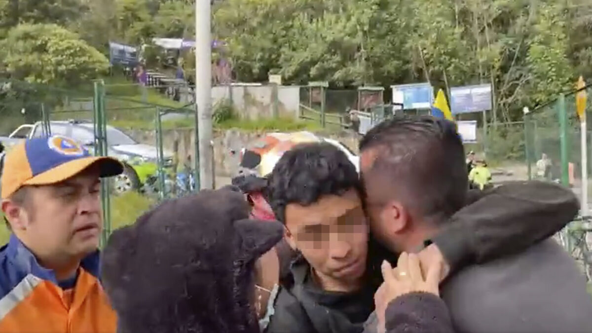 ¡Atención! Aparecieron 3 jóvenes que se habían perdido en Monserrate Sobre las 12 del día las autoridades dieron a conocer que 4 jóvenes de los 10 que se habían perdido en el cerro de Monserrate fueron encontrados.