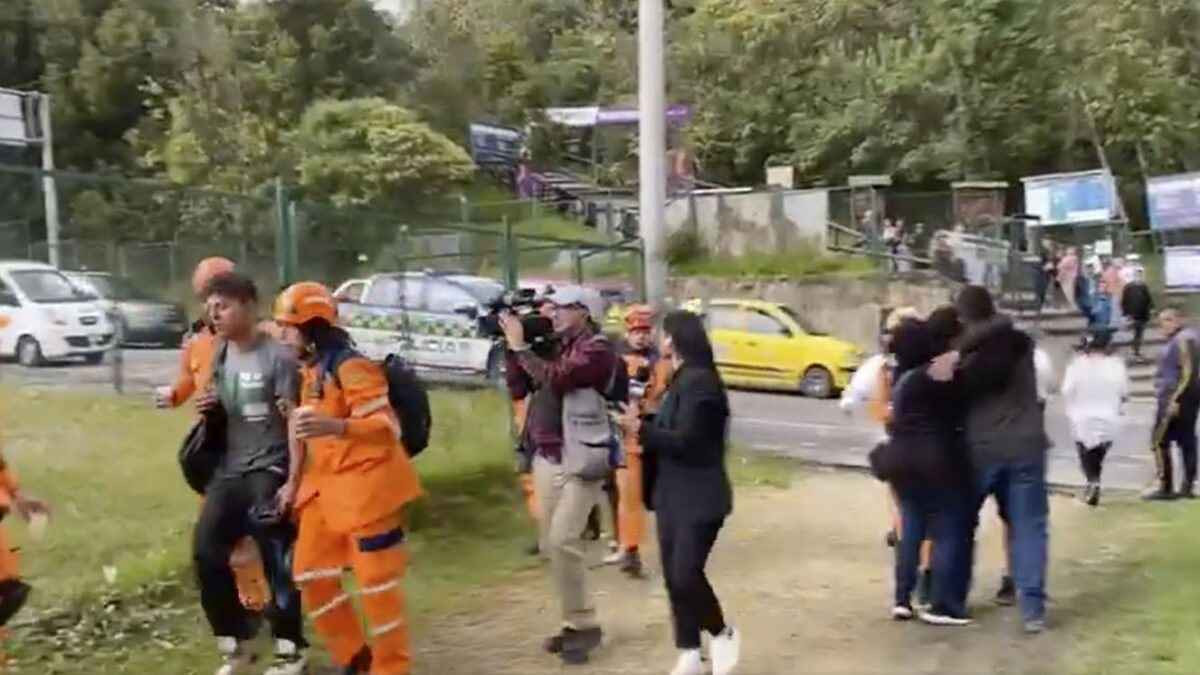 ¡Atención! Aparecieron 3 jóvenes que se habían perdido en Monserrate Sobre las 12 del día las autoridades dieron a conocer que 4 jóvenes de los 10 que se habían perdido en el cerro de Monserrate fueron encontrados.