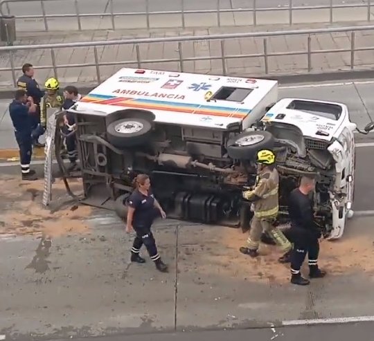 ¡Atención! Se presentan afectaciones viales por volcamiento de ambulancia en Usaquén 1 ¡Atención! Se presentan afectaciones viales por volcamiento de ambulancia en Usaquén A esta hora se presentan graves afectaciones viales en la Autopista Norte debido al volcamiento de una ambulancia, provocado por un fuerte choque.