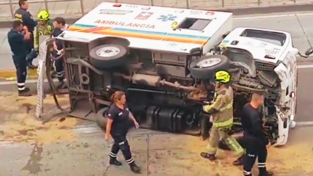 ¡Atención! Se presentan afectaciones viales por volcamiento de ambulancia en Usaquén A esta hora se presentan graves afectaciones viales en la Autopista Norte debido al volcamiento de una ambulancia, provocado por un fuerte choque.