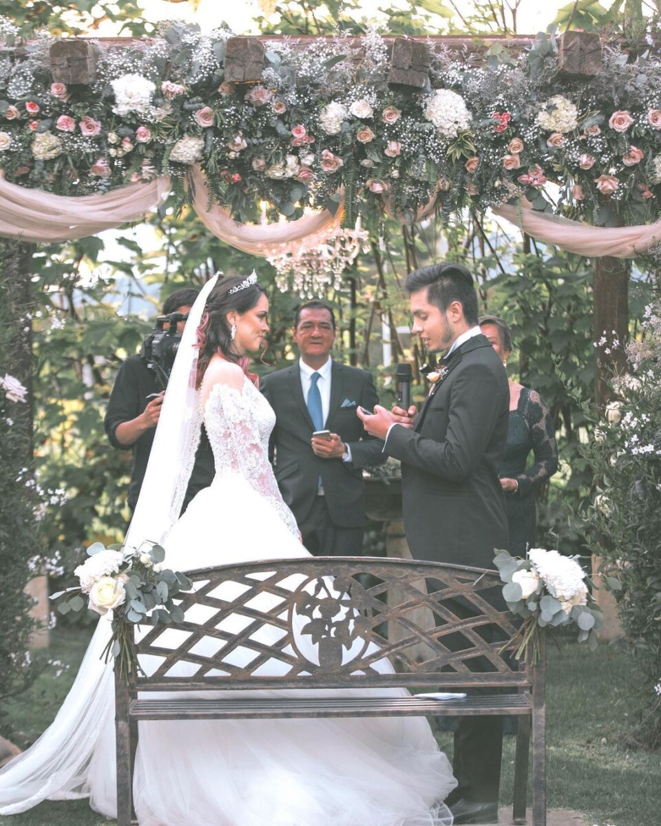 ¡Es oficial! Kika Nieto y Santi Maye confirman su divorcio 1 ¡Es oficial! Kika Nieto y Santi Maye confirman su divorcio Luego de meses de especulaciones sobre su separación, los influenciadores Kika Nieto y Santi Maye confirmaron esta tarde su divorcio.