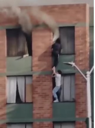 ¡Heroico! Joven salvó a mujer y un perrito en un incendio 1 ¡Heroico! Joven salvó a mujer y un perrito en un incendio Un joven rescató a una mujer y su mascota durante un incendio que se presentó en una conjunto residencial de Kennedy. Vea el video aquí.