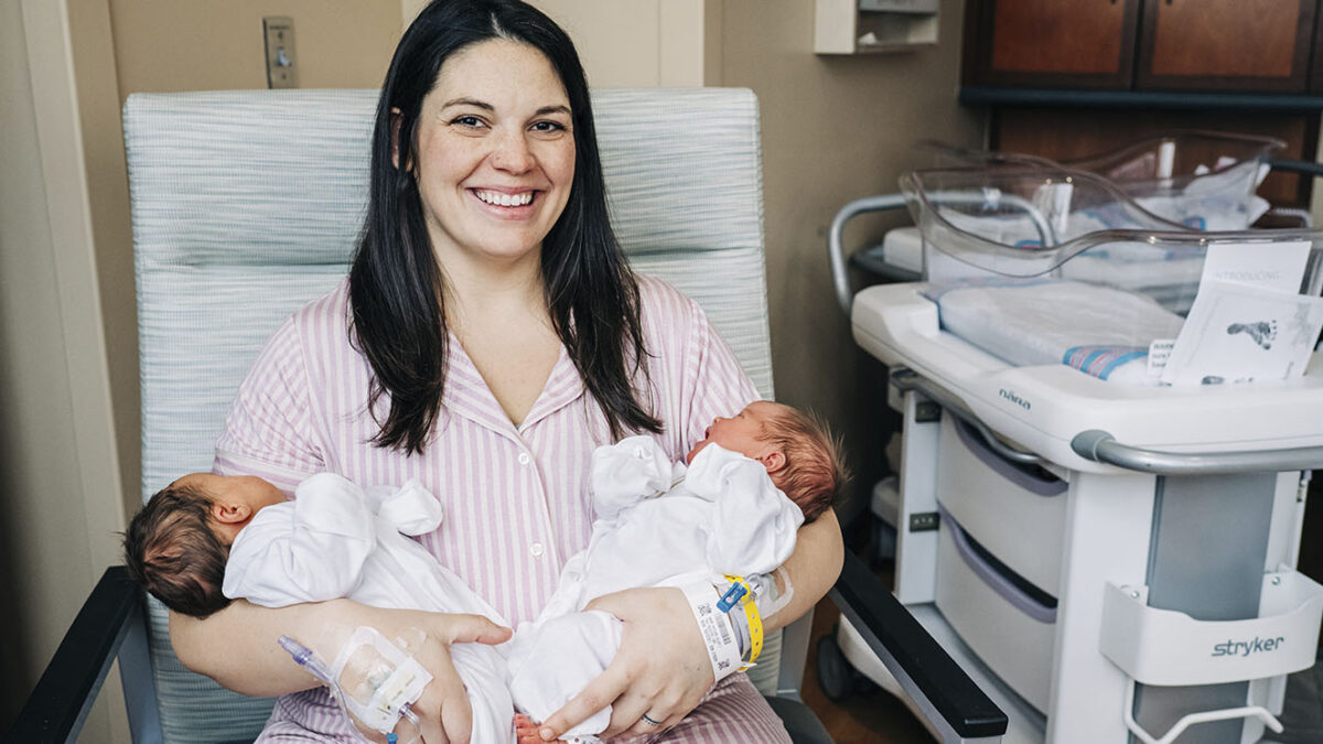 ¡Increíble! Mujer con dos úteros dio a luz a dos bebés en días diferentes 3 ¡Increíble! Mujer con dos úteros dio a luz a dos bebés en días diferentes Kelsey Hatcher, afectada por una rara anomalía congénita que le otorga dos úteros, estaba embarazada de un bebé en cada lado.
