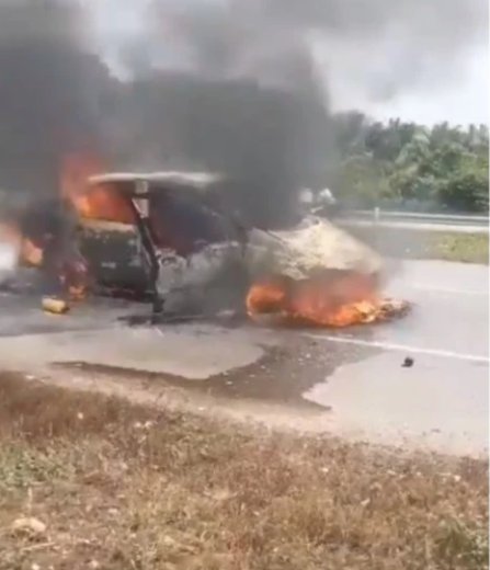 ¡Tragedia! Dos niños murieron calcinados al interior de un carro 1 ¡Tragedia! Dos niños murieron calcinados al interior de un carro Dos niños de 3 y 6 años murieron calcinados luego de que el carro en el que se movilizaban se incendiara. Sus padres fueron rescatados y trasladados a un centro médico.
