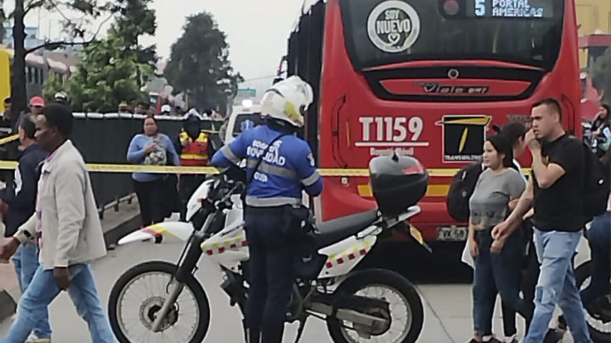 ¡Última Hora! Bus de TransMilenio arrolló a peatón en Los Mártires La Secretaría de Movilidad informó que un bus de TransMilenio le arrebató la vida a un peatón tras arrollarlo. Al parecer, la víctima fatal se estaba intentando colar.