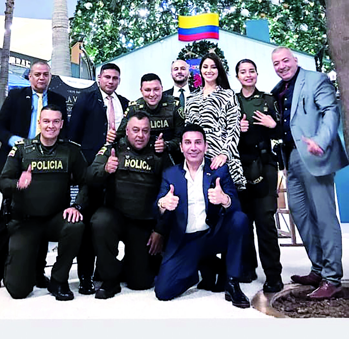 ‘Príncipe árabe’ se codeó con los altos mandos 3 ‘Príncipe árabe’ se codeó con los altos mandos El estadounidense de 52 años, que se hacía pasar por un príncipe árabe multimillonario, aprovechó su habilidad para mentir y engañar a los altos mandos con los que se frecuentó durante su estadía en la ciudad antioqueña.