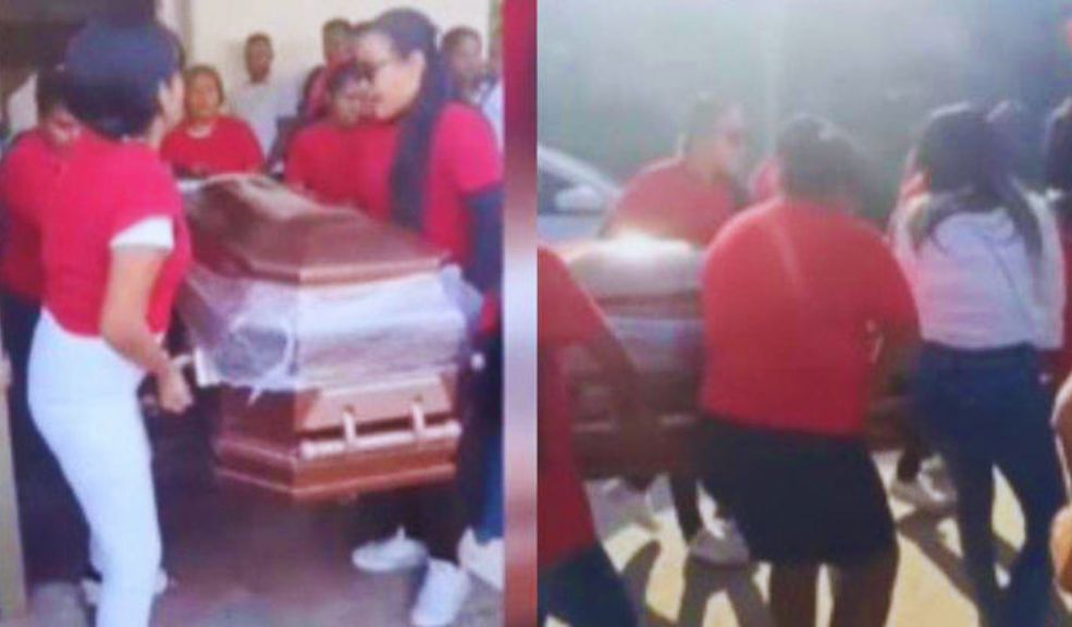 Polémica por peculiar funeral: lanzaron tiros al aire y rociaron whisky en el ataúd Solo mujeres vestidas de rojo se encargaron de cargar el féretro y de rociarle whisky.