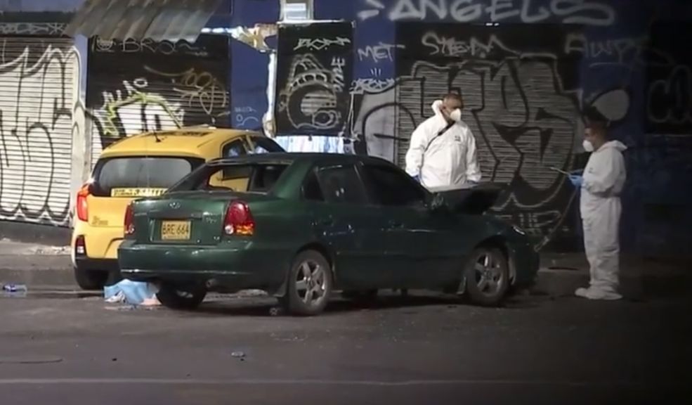 Asesinan a pareja que se movilizaba en un carro en Engativá Un hombre y una mujer fueron asesinados a bala cuando se movilizaban en un carro por el barrio Villas de Granada, en la localidad de Engativá.