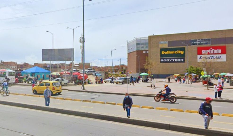 Reinsertado de las AUC fue asesinado en Soacha 8 Reinsertado de las AUC fue asesinado en Soacha Carlos Augusto Antía, reinsertado de las AUC, fue la víctima de un crimen cometido cerca a la estación de TransMilenio de Soacha. Le contamos los detalles.