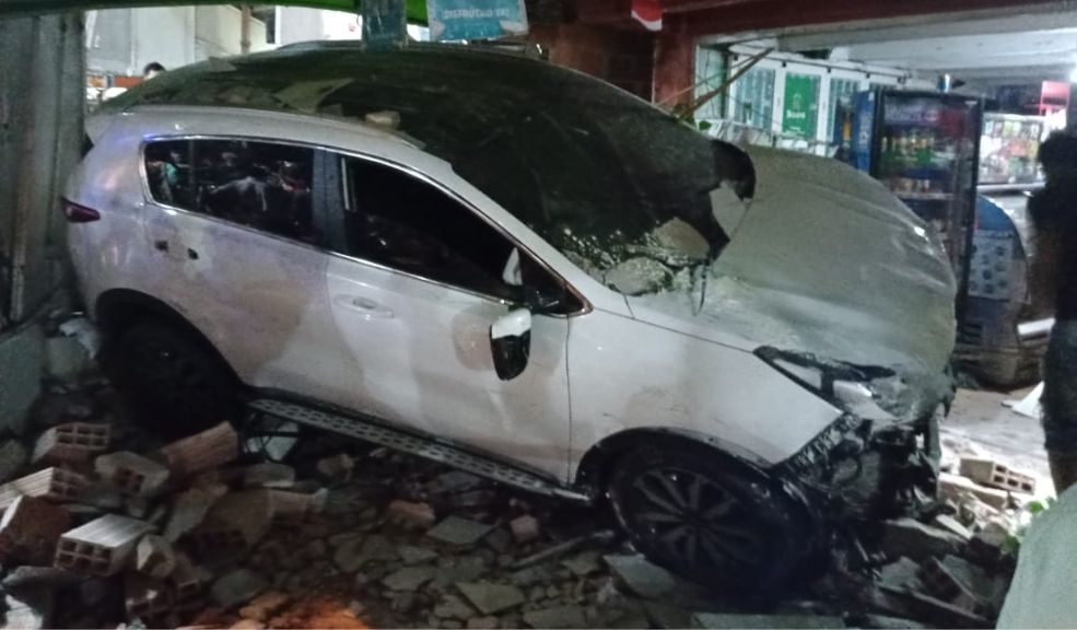 Dos mujeres murieron tras ser arrolladas: conductor sería un policía que iba borracho El conductor que chocó contra una panadería y un supermercado sería un policía activo, quien iba en aparente estado de embriaguez.