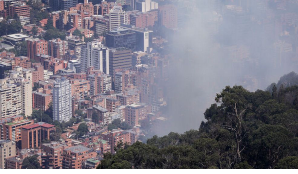 Distrito emite decreto por contaminación atmosférica: estas son las restricciones 1 Distrito emite decreto por contaminación atmosférica: estas son las restricciones La Alcaldía de Bogotá ordenó al sector industrial la restricción para la operación de calderas y equipos que operan con combustibles sólidos y líquidos, de lunes a sábado entre las 6 de la mañana y las 3 de la tarde, así como una serie de recomendaciones para los ciudadanos.