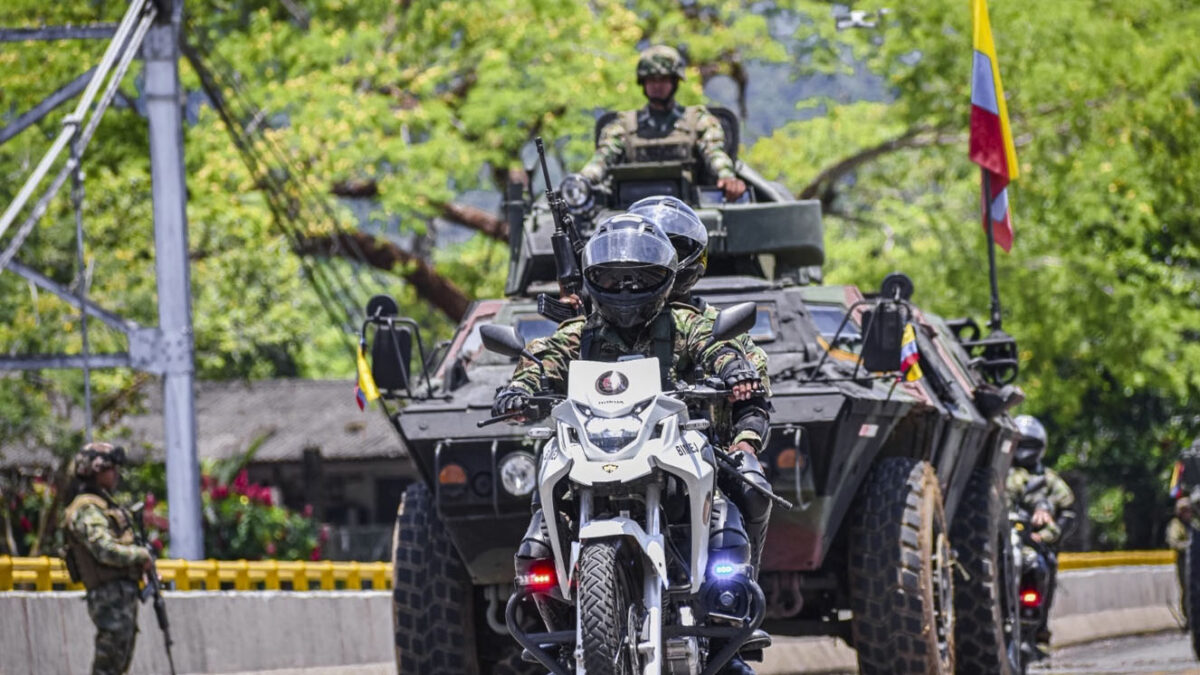 450 miembros de las Fuerzas Militares resguardan la frontera con Ecuador El Comando General de las Fuerzas Militares envió a 450 hombres y mujeres del Ejército, la Infantería de Marina y la Fuerza Aeroespacial a reforzar la seguridad en la zona fronteriza entre Colombia y Ecuador, un país que vive una crítica ola de violencia.