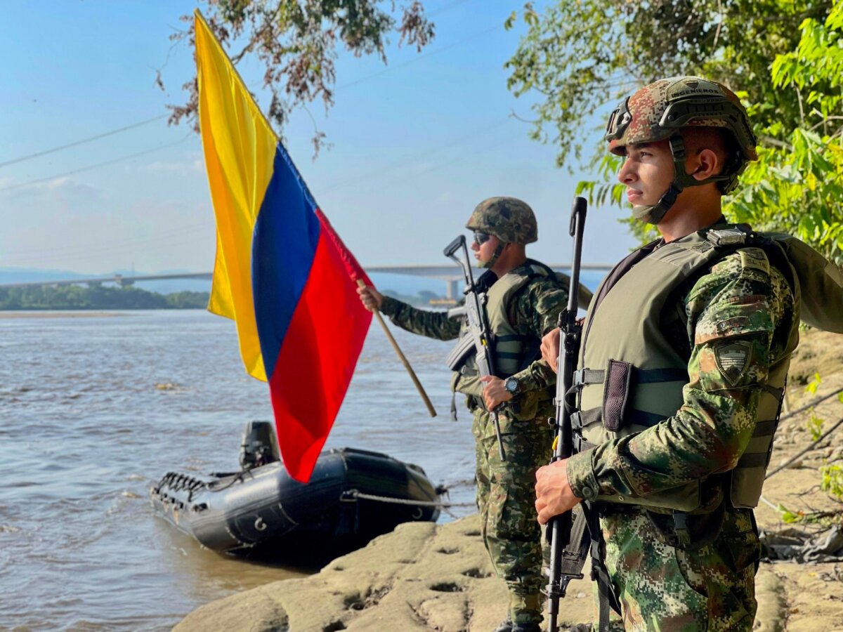 450 miembros de las Fuerzas Militares resguardan la frontera con Ecuador 1 450 miembros de las Fuerzas Militares resguardan la frontera con Ecuador El Comando General de las Fuerzas Militares envió a 450 hombres y mujeres del Ejército, la Infantería de Marina y la Fuerza Aeroespacial a reforzar la seguridad en la zona fronteriza entre Colombia y Ecuador, un país que vive una crítica ola de violencia.