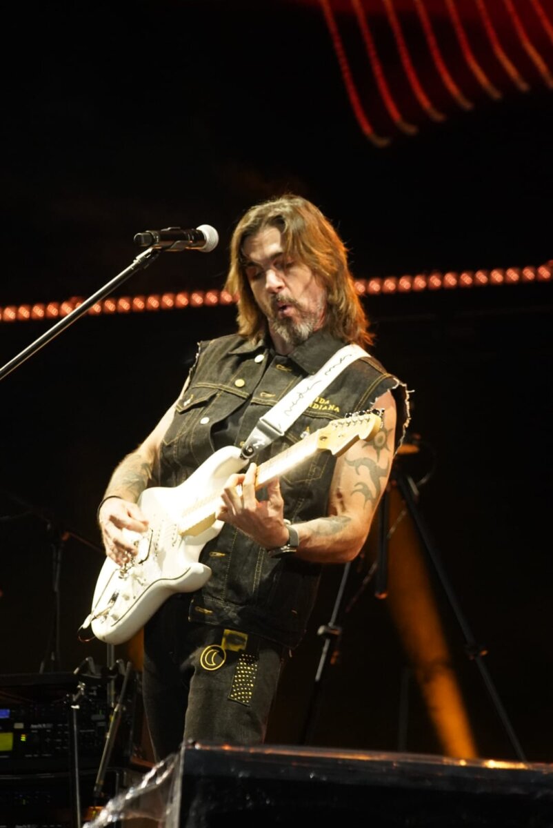 A Juanes le quedó chiquito el Movistar Arena 1 A Juanes le quedó chiquito el Movistar Arena Juanes se prepara para realizar su más ambiciosa gira de conciertos por el país, con shows en ciudades como Medellín, Cali, Pereira, Bucaramanga y Bogotá.