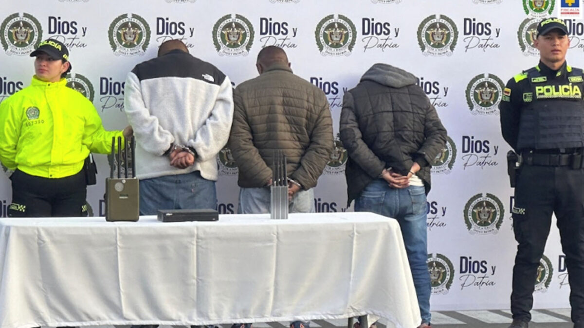 A la cárcel tres sujetos señalados de hurto y secuestro 5 A la cárcel tres sujetos señalados de hurto y secuestro Fueron enviados a la cárcel tres sujetos que habrían hurtado y secuestrado a un conductor en el oriente de Bogotá.