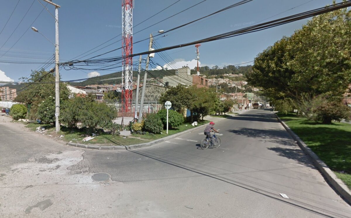 A machete atacaron a pareja en medio de atraco en Usaquén Dos jóvenes se salvaron de morir a manos de varios criminales que los abordaron para robarle sus pertenencias en el barrio San Antonio de Usaquén. Las víctimas, una joven de 24 años y su pareja de 27 años, fueron agredidos con golpes y machete y continúan en centro médico recuperándose de las graves lesiones.