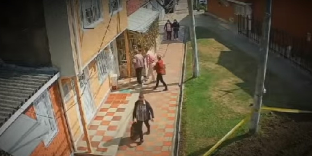 A punta de engaños pareja roba viviendas en Engativá 1 A punta de engaños pareja roba viviendas en Engativá En el barrio Quirigua, ubicado en la localidad de Engativá, una pareja de adultos, ambos con edades entre los 50 y 60 años, está engañando a los habitantes del sector para robar objetos de valor de sus viviendas.