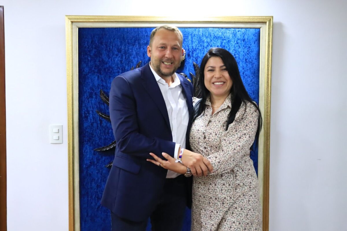 Alcalde ruso de Tunja llegó a su primer día de mandato en bus El recién posesionado alcalde de Tunja, Mikhail Krasnov, optó por el transporte público en su primer día laboral.