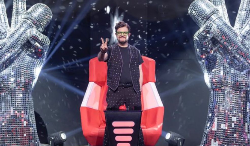 “No me entra”, Aleks Syntek botó el disco ‘Mañana será bonito’ de Karol G Aleks Syntek ha generado polémica en las redes sociales al botar al sanitario el disco ‘Mañana será bonito’ de Karol G, además que mencionó que ya no le gusta la música de Shakira.